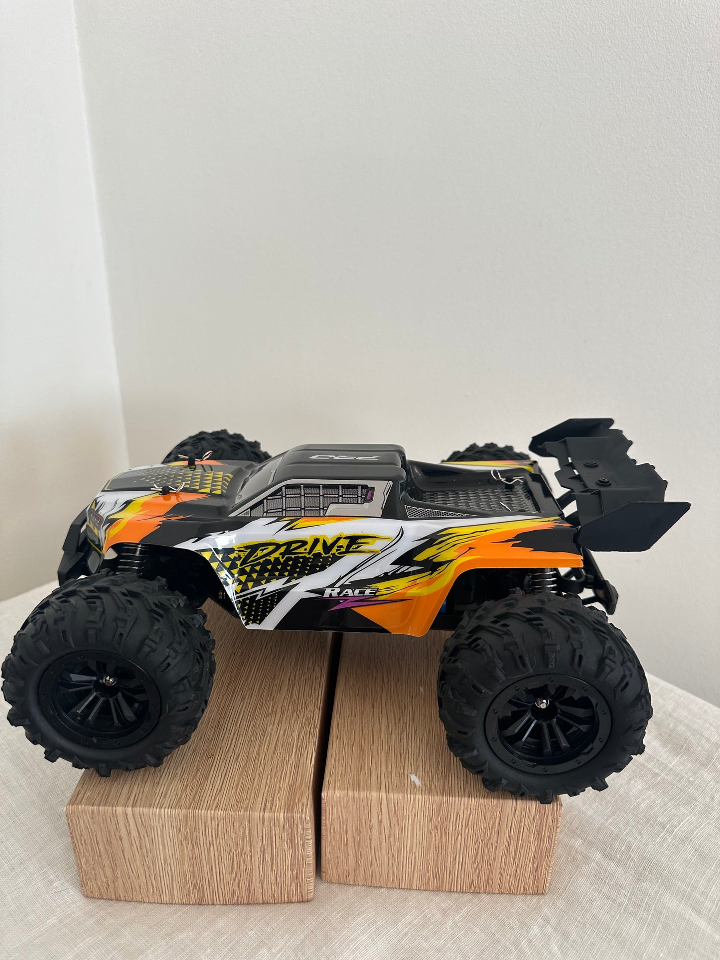 PRO MONSTER  brushless– 4WD Bezceļu Superauto