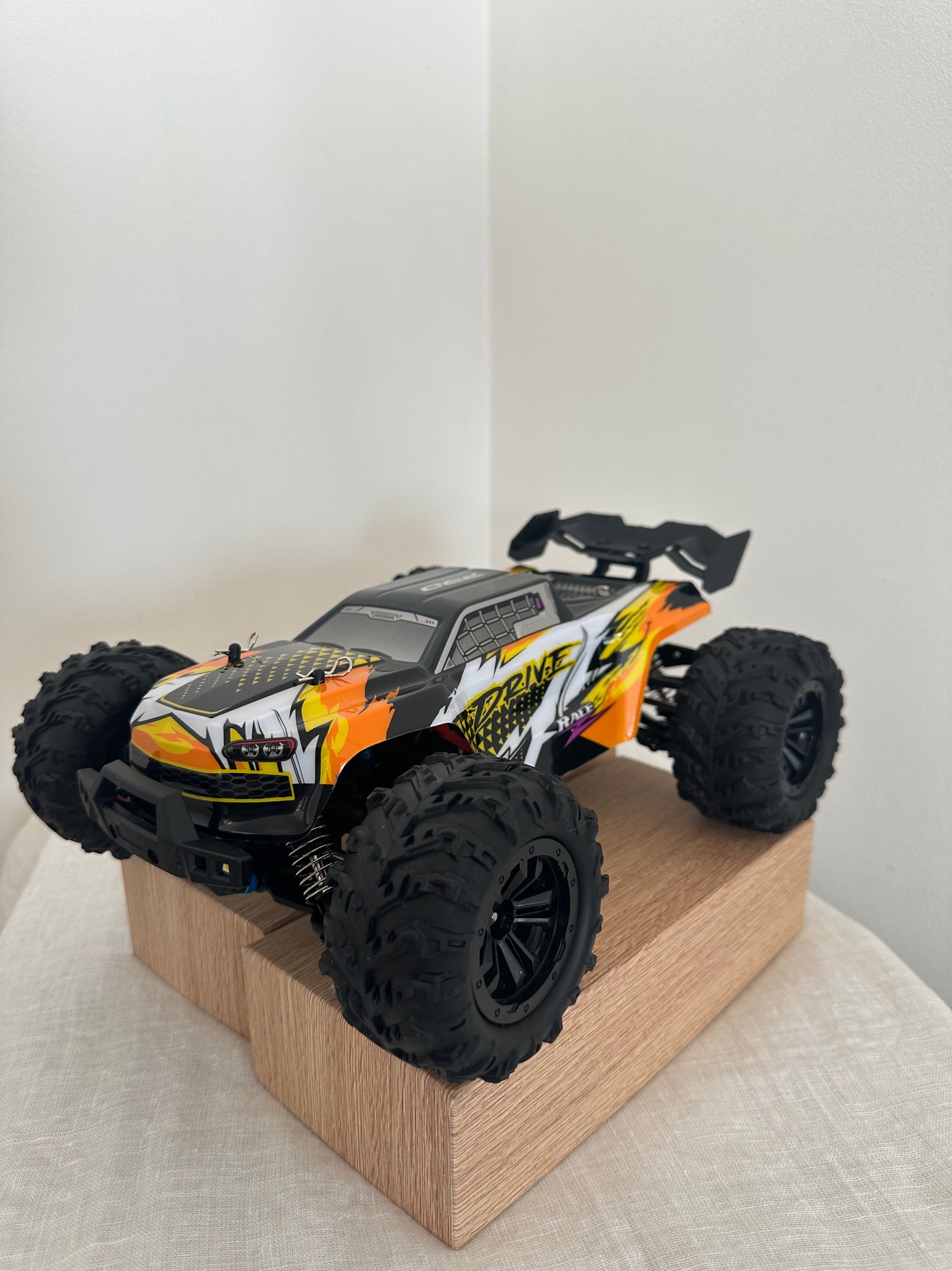 PRO MONSTER  brushless– 4WD Bezceļu Superauto