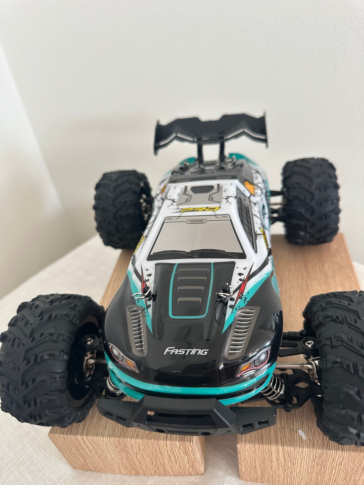 PRO MONSTER  brushless– 4WD Bezceļu Superauto