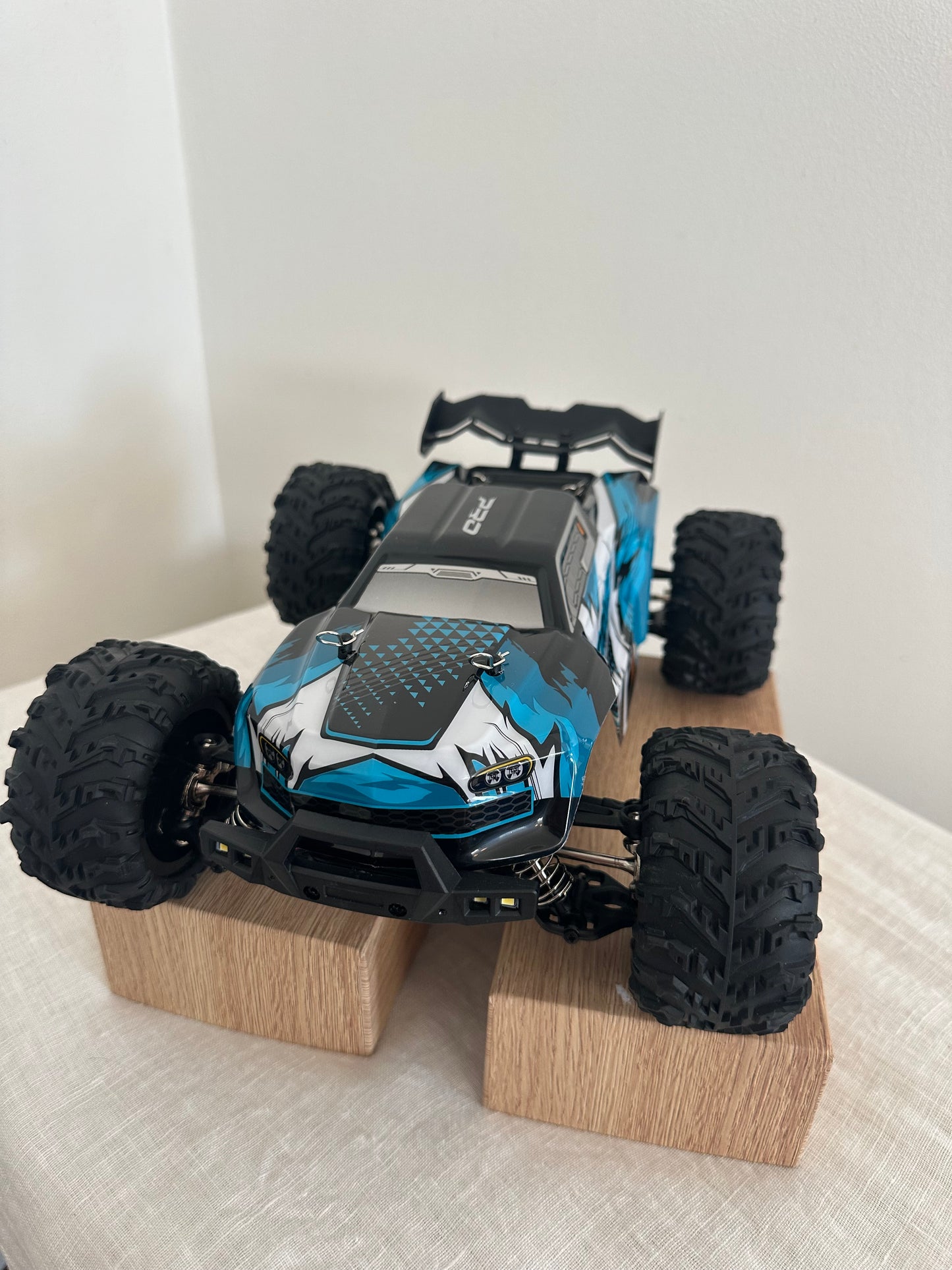PRO MONSTER  brushless– 4WD Bezceļu Superauto