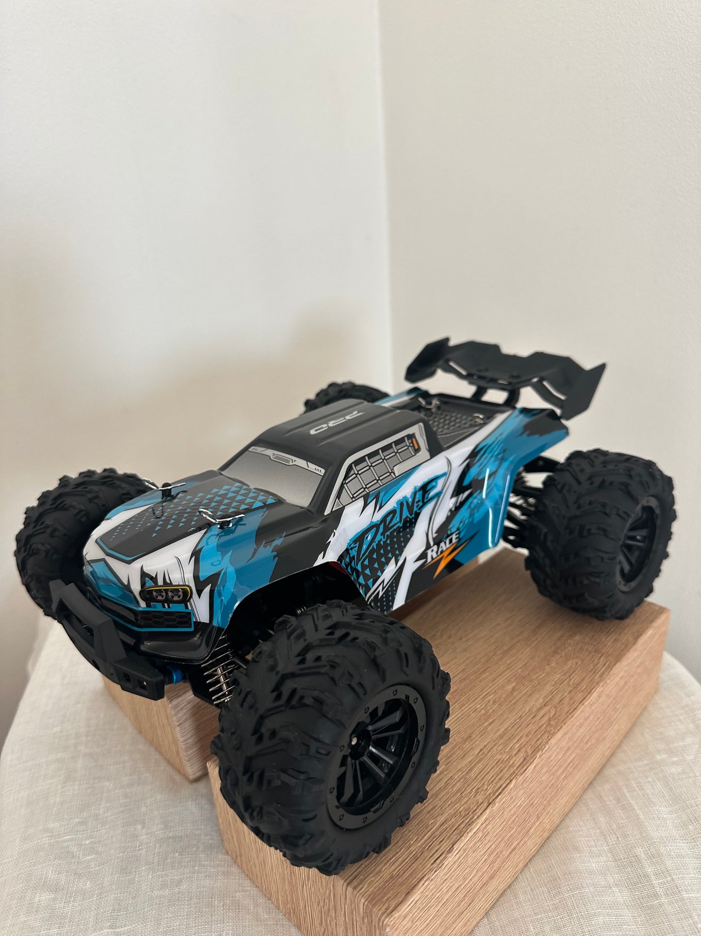 PRO MONSTER  brushless– 4WD Bezceļu Superauto