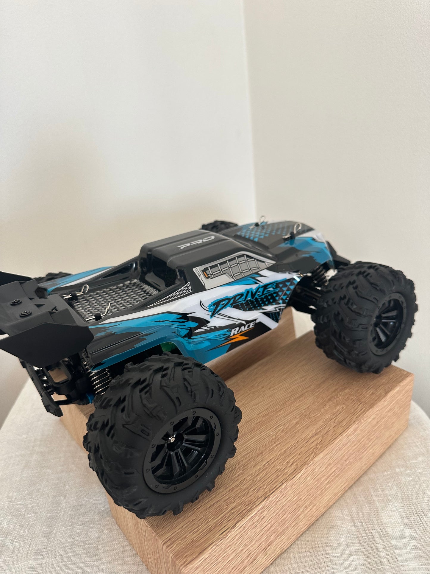 PRO MONSTER  brushless– 4WD Bezceļu Superauto