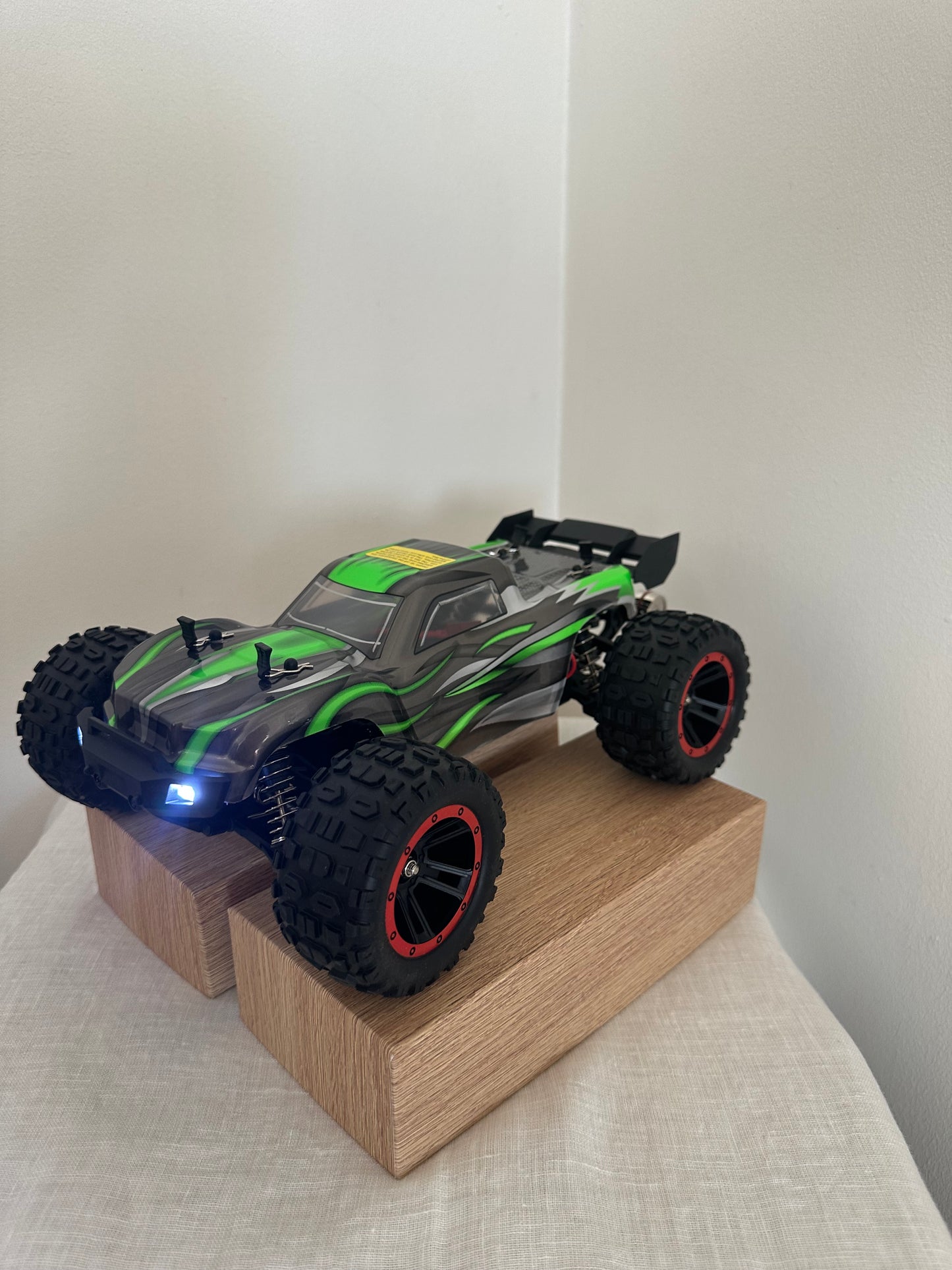 RC STRIKER 4WD Brushless Off-Road Monster