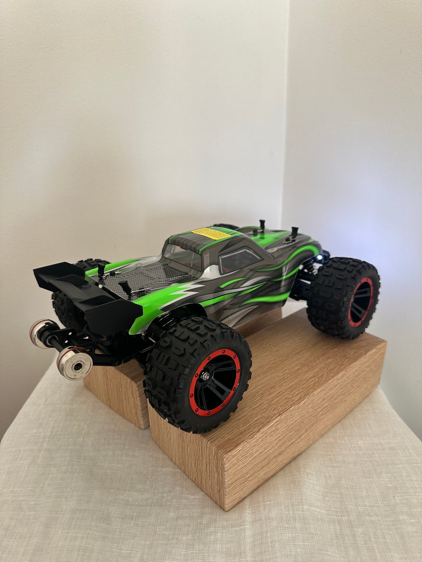 RC STRIKER 4WD Brushless Off-Road Monster