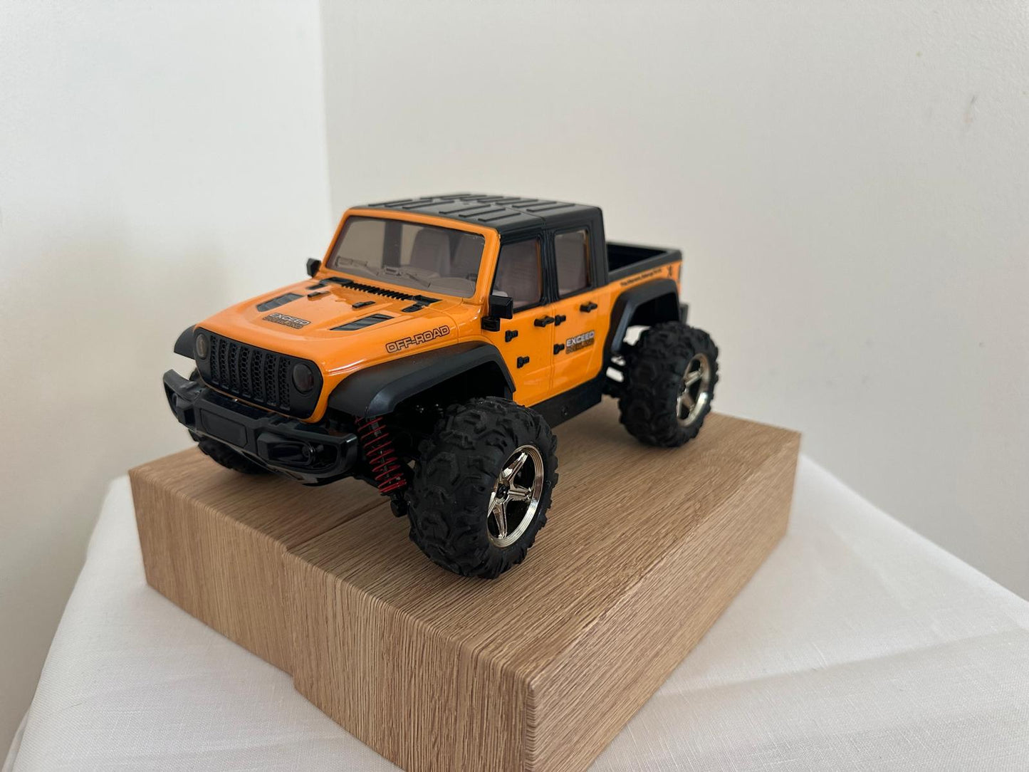 RC Džips – 4WD Bezceļu Monstrs