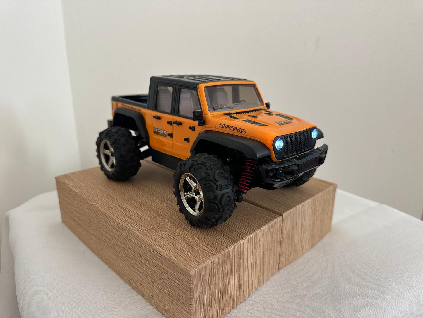 RC Džips – 4WD Bezceļu Monstrs