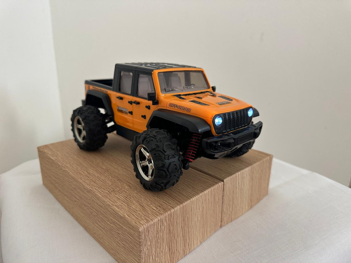 RC Džips – 4WD Bezceļu Monstrs