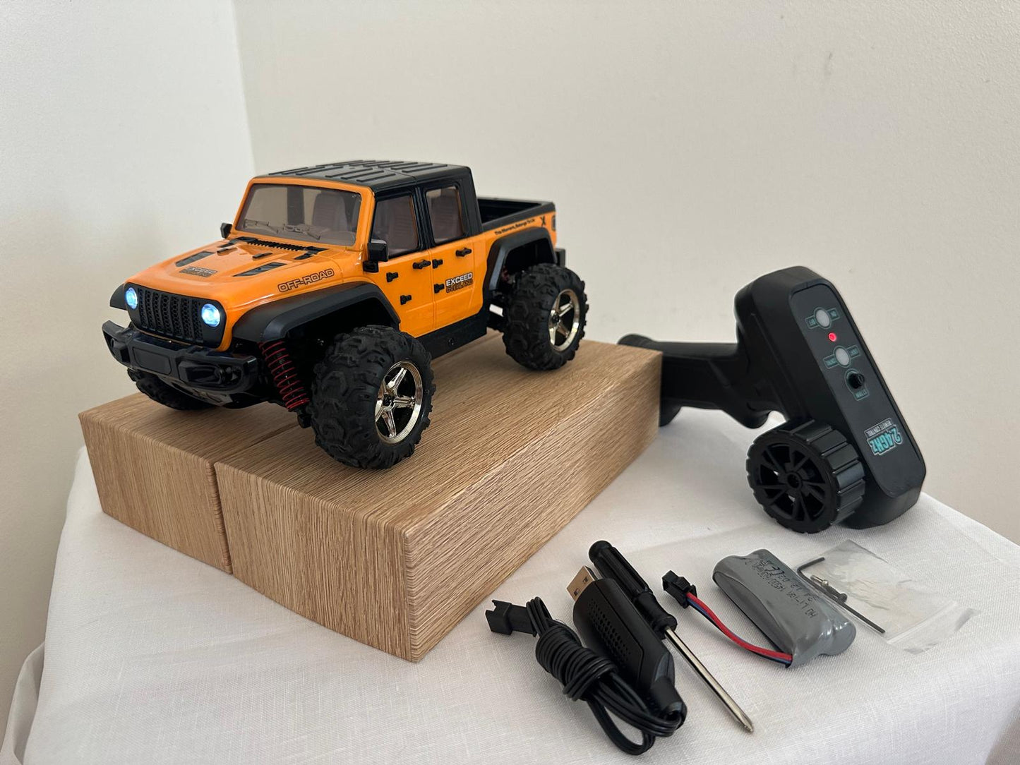 RC Džips – 4WD Bezceļu Monstrs