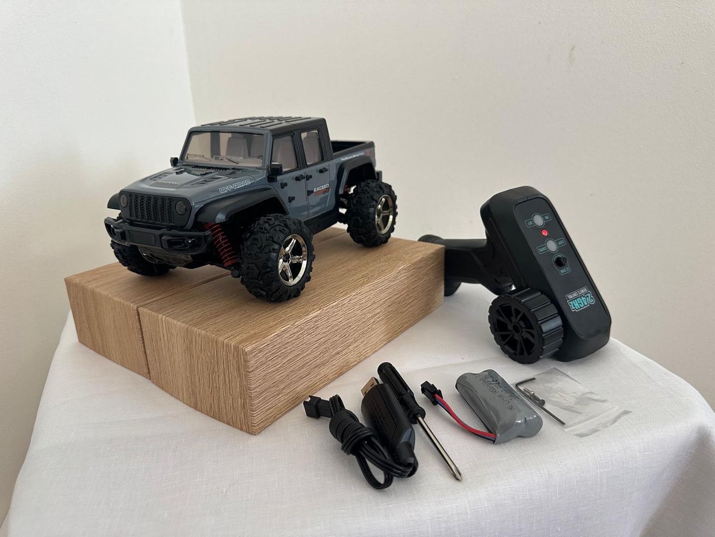 RC Džips – 4WD Bezceļu Monstrs