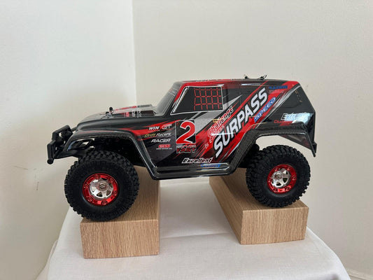 RC Desert Fighter – Lielais Bezceļu Monstrs (Sarkanais Humvee)