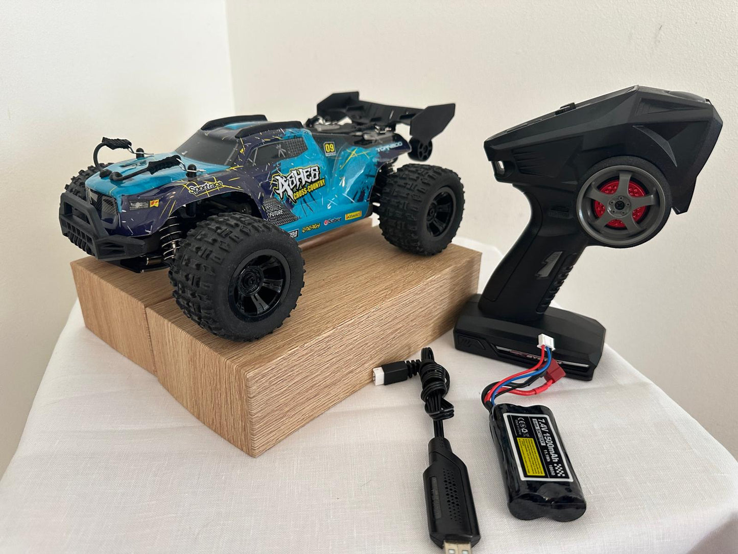 RC Brushless Monster – 4WD Bezceļu Superauto