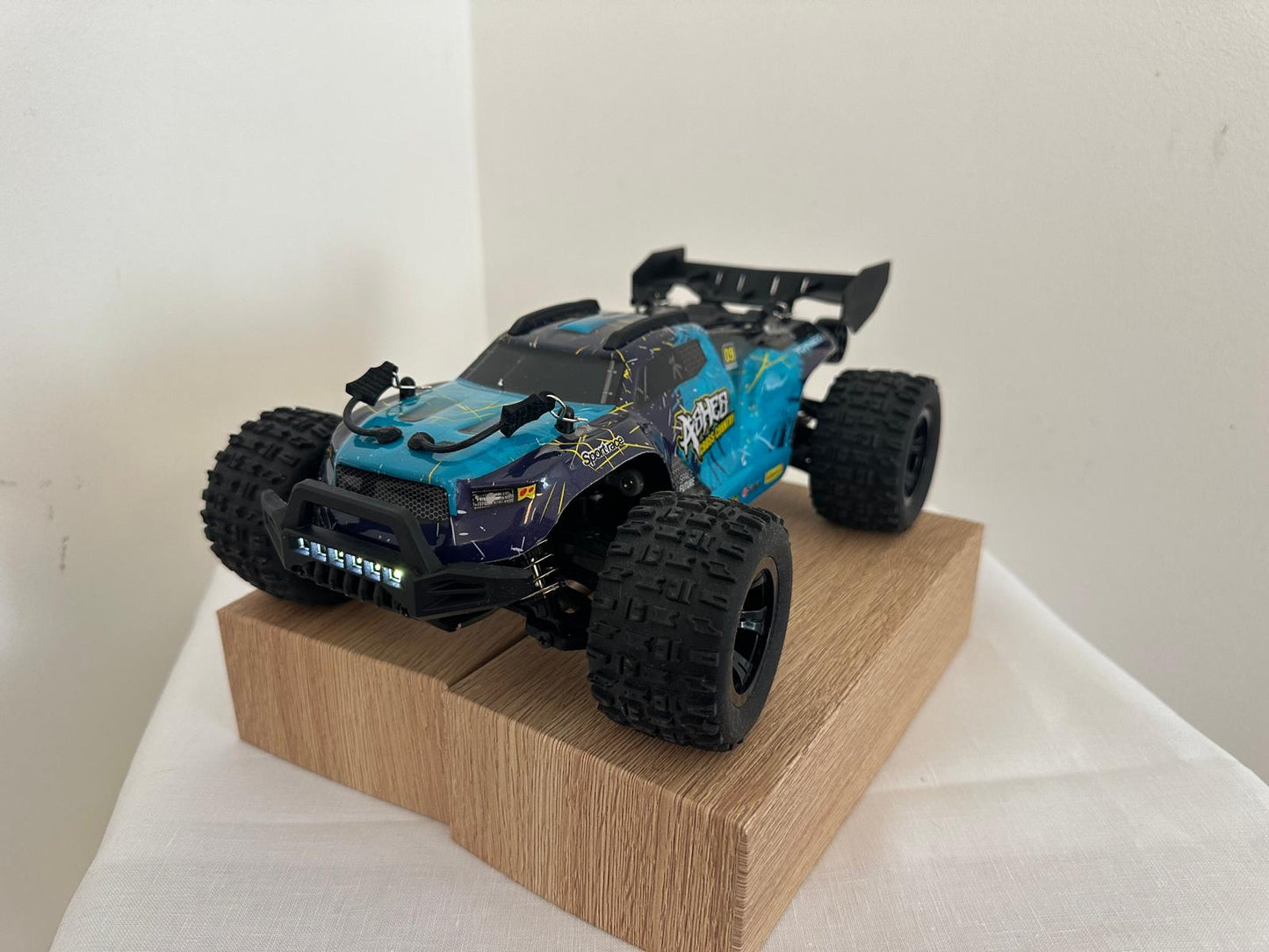 RC Brushless Monster – 4WD Bezceļu Superauto