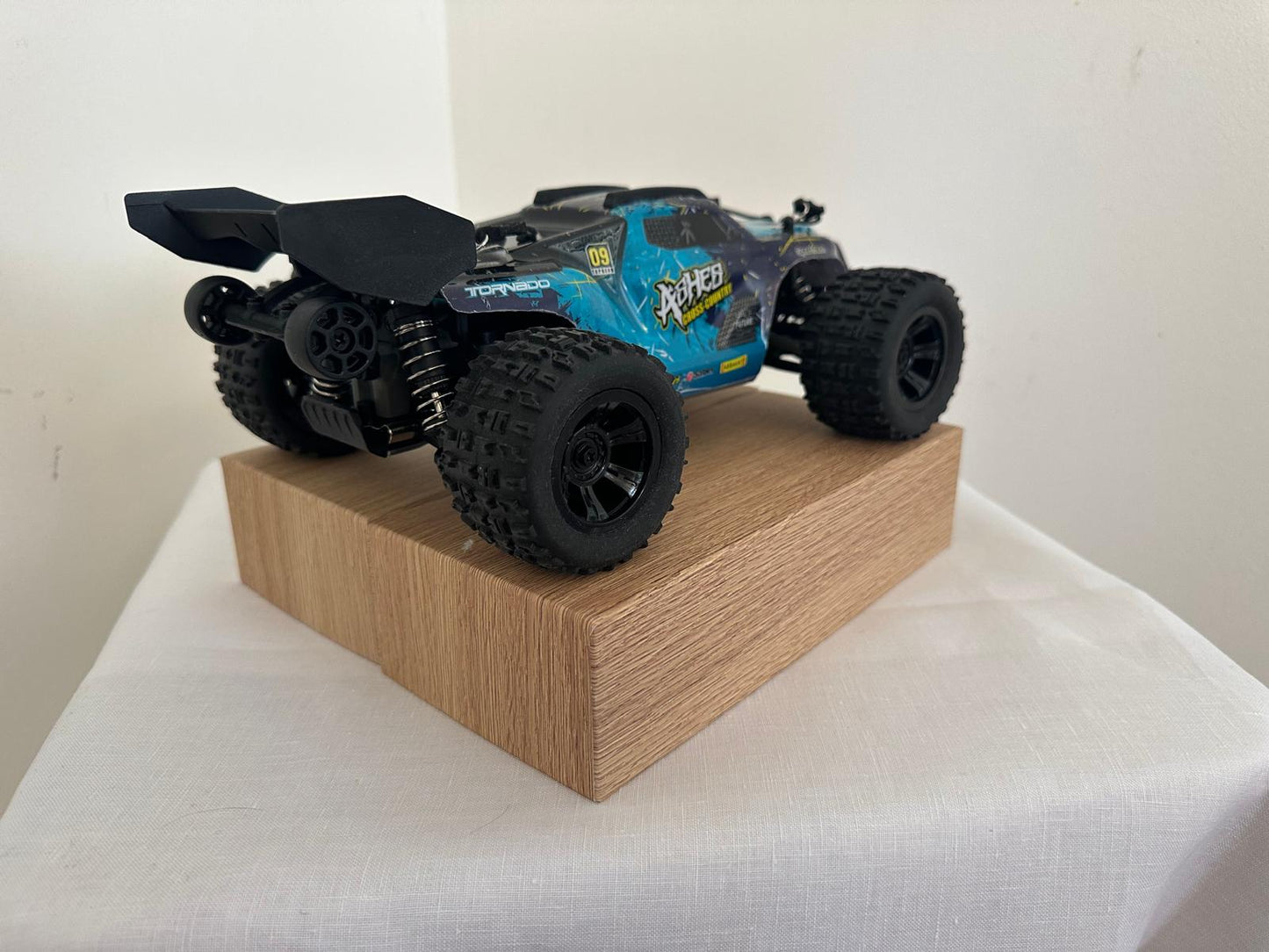 RC Brushless Monster – 4WD Bezceļu Superauto