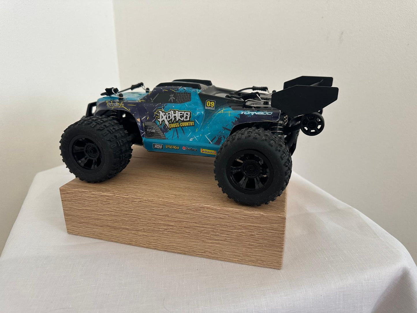 RC Brushless Monster – 4WD Bezceļu Superauto