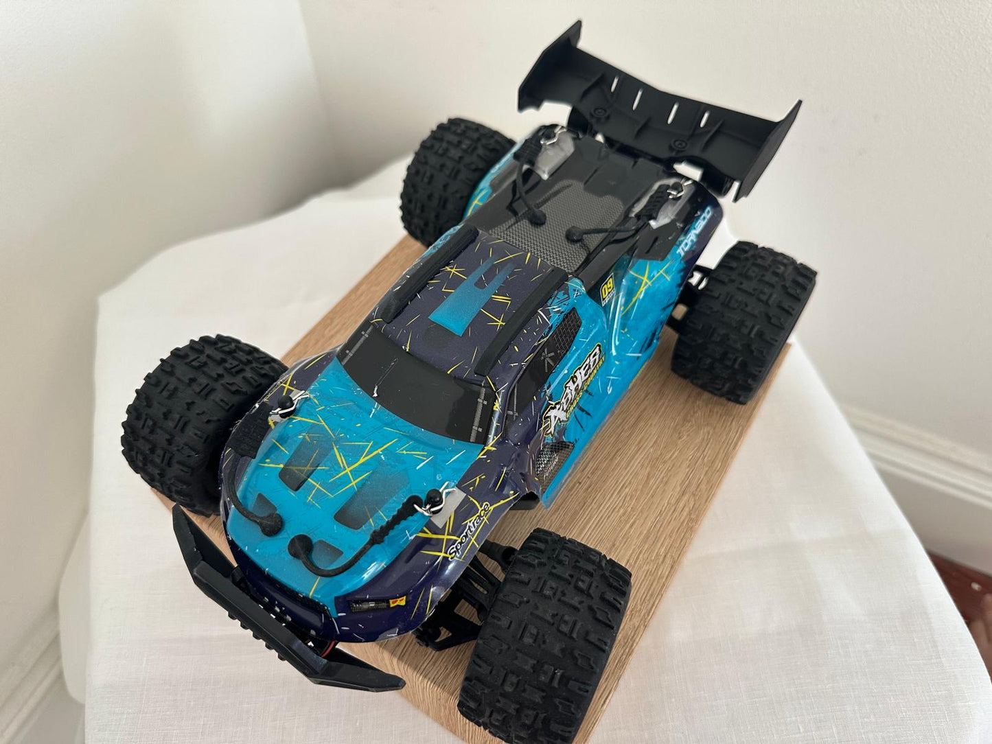 RC Brushless Monster – 4WD Bezceļu Superauto