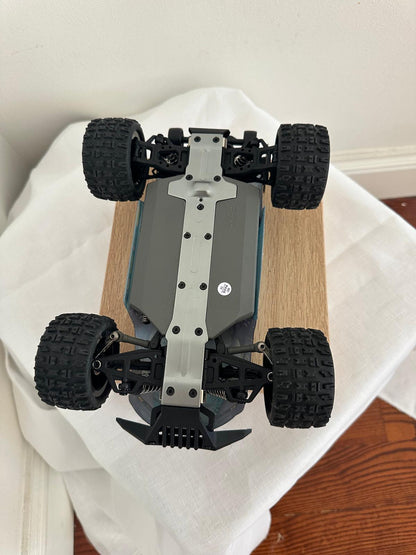 RC Brushless Monster – 4WD Bezceļu Superauto