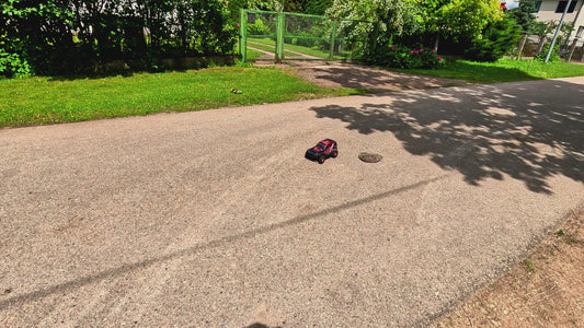 RC Desert Fighter – Lielais Bezceļu Monstrs (Sarkanais Humvee)